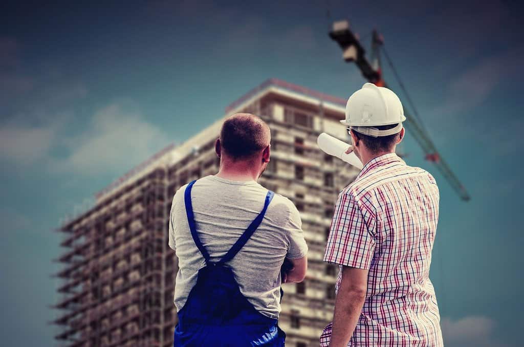dwóch mężczyzn na budowie spogląda na powstający wierzowiec