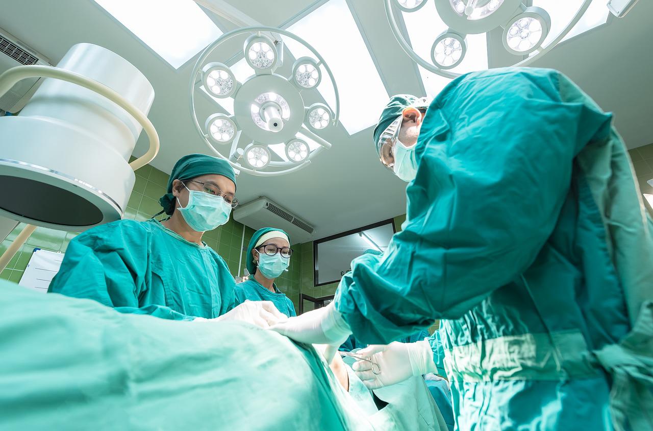 chirurdzy podczas operacji