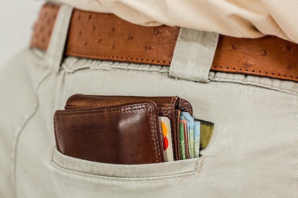 gruby portfel włożony do tylnej kieszeni męskich spodni
